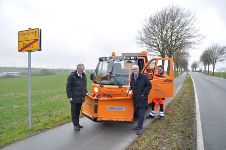 Pendler auf zwei Rädern können auch im Winter sicher fahren – Landrat Manfred Müller (vorne rechts) und Bürgermeister Michael Dreier freuen sich über das gemeinsame Projekt  Bildrechte: Kreis Paderborn